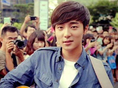 Roy Kim Minta Maaf Soal Rumor Asmaranya dengan Park Soo Jin